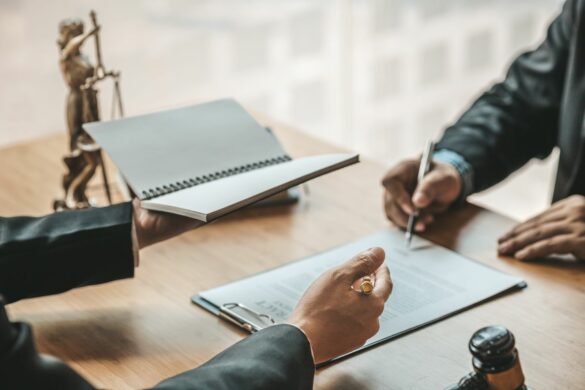 Comment appelle-t-on un notaire ? La formule de politesse